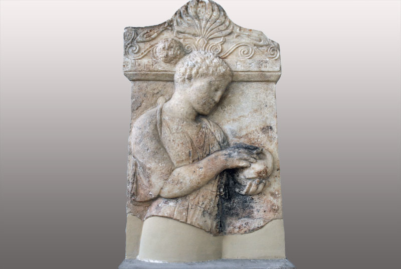  Επιτύμβια στήλη μιας νέας με όνομα Νικησώ, που εικονίζεται να κρατάει ένα πουλί. 425 - 410 π.Χ. Βρίσκεται στο Αρχαιολογικό Μουσείο Πειραιά. 