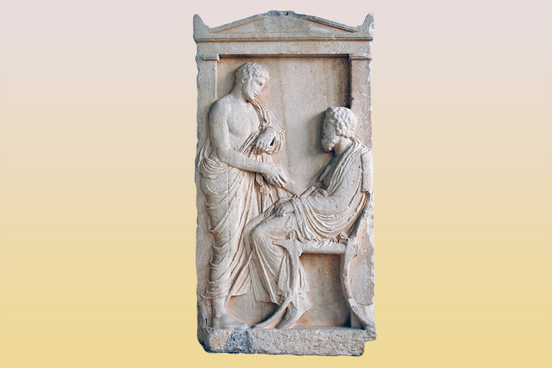  Επιτύμβια στήλη του Ιππομάχου και του Καλλία. Ο νέος Ιππόμαχος, όρθιος, χαιρετάει τον γηραιό Καλλία, πατέρα του ίσως, που κάθεται. Αρχές 4ου αιώνα π.Χ Βρίσκεται στο Αρχαιολογικό Μουσείο Πειραιά. 