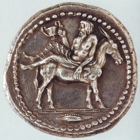 Αργυρό τετράδραχμο Μένδης Μακεδονίας, π.425π.Χ. Εμπροσθότυπος Διόνυσος καθήμενος ανάστροφα επάνω σε όνο